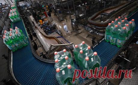 «Черноголовка» сократит инвестиции в России из-за акциза на лимонад. Производитель лимонадов «Черноголовка» сократит инвестпрограмму на 2023 год на 5 млрд руб. и откажется от новых проектов в России из-за введения акциза на сладкие напитки. Это приведет к росту цен и падению производства на 20%