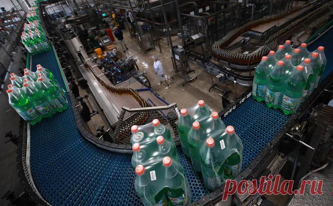 «Черноголовка» сократит инвестиции в России из-за акциза на лимонад. Производитель лимонадов «Черноголовка» сократит инвестпрограмму на 2023 год на 5 млрд руб. и откажется от новых проектов в России из-за введения акциза на сладкие напитки. Это приведет к росту цен и падению производства на 20%
