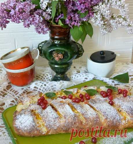 Творожная коса с черносливом, изюмом и курагой. Творожная коса с черносливом, изюмом и курагойГотовим тесто: В тёплом молоке растворяем дрожжи, добавляем яйцо, сахар, муку и масло размягчённое. Замешиваем тесто. Оставляем тесто подниматься примерно на час.Готовим начинку: Смешиваем творог с сахаром, яйцом и крахмалом. Размешиваем до однородной массы.Раскатываем тесто и в центр выкладываем творог, посыпаем нарезанными сухофруктами. Боковые края разрезаем на пять частей. Складываем наш пирог,…