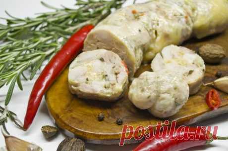 Варёная колбаса из индейки с розмарином и сыром
