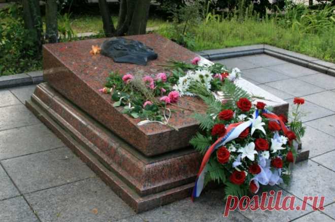 Захарова назвала некрофилами пытавшихся украсть прах Героя СССР Кузнецова. ​Ранее о том, что останки советского разведчика попытались украсть неизвестные, заявил мэр Львова.