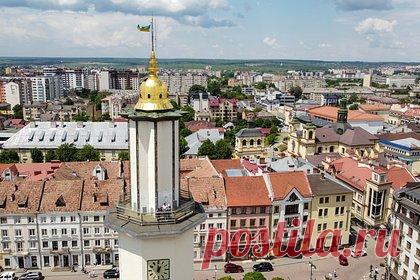 Названа причина мощного взрыва под Ивано-Франковском. Мощный взрыв в Ивано-Франковской области произошел из-за прорыва нефтепровода, заявили в МВД Украины. По данным ведомства, в селе Стримба зафиксирован прорыв нефтепровода диаметром 150 миллиметров. Произошел разлив на площади 100 квадратных метров, из-за чего возник пожар «с распространением огня на частный дом».