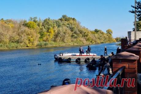 Власти Херсонской области временно закроют движение через Днепр. Власти Херсонской области временно закрывают движение через Днепр. Такое решение было принято в связи с завершением эвакуационных мероприятий с правого берега, а также «усилением военной опасности и повышением угроз мирному населению». Временный запрет коснется речного такси, барж и других водных судов.