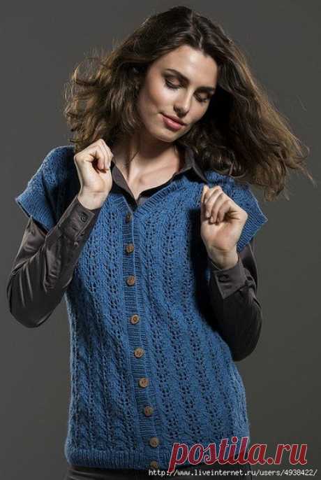 ЖЕНСКИЙ ЖИЛЕТ "ДАРСИ"
Размеры:
Extra Small (Small, Medium, Large, 1X, 2X, 3X)
Обхват груди (готовое изделие): 37 (39¾, 43, 45¾, 49, 51¾, 55)”
Длина: 23¼ (23½, 24, 24¼, 24¾, 25, 25 ½)
Материалы:
Пряжа Universal Yarn Bella Cash (60% мерино, 30% нейлон, 10% кашемир; 50 г /210 м)
– 4 (5, 5, 6, 6, 7, 7) мотков
Спицы круговые: 2.75 мм и 3.25 мм
9 пуговиц диаметром около 2 см
Плотность:
24 п x 32 р = 10 х 10 см ажурным узором по схеме на спицах 3,25 мм