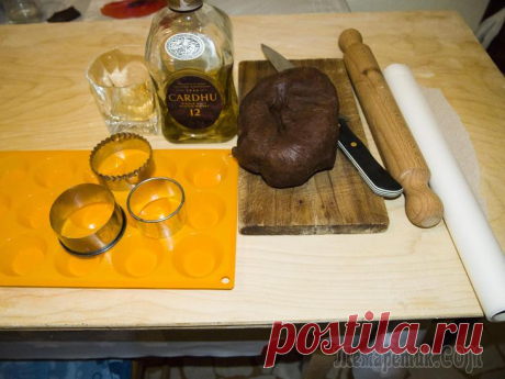 Зефир на печеньках Нам понадобится песочное тесто,формочки,металлические кольца,пекарская бумага,качалка,виски,два запеченных яблока,агар,сахар,кондитерский мешок с насадкой и миксер.Привожу рецепт песочного теста.250 г...