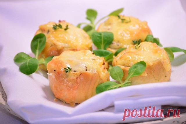 Жульен в булочках

Ингредиенты:

- Курица
- Грибы свежие
- Сметана
- Сыр твердый
- Лук репчатый
- Булочки
- Растительное масло (для обжарки и смазывания противня)
- Специи по вкусу

Приготовление:

1. С грудки снять кожу и отварить почти до готовности в подсоленной воде. Мясо отделить от костей и мелко порезать. 
2. Лук нашинковать, спассеровать. Добавить грибы, мелко порезанные, обжарить до выпаривания сока.
3. Добавляем курочку, сметану и тушим 15 мин. Подготовить булочк...