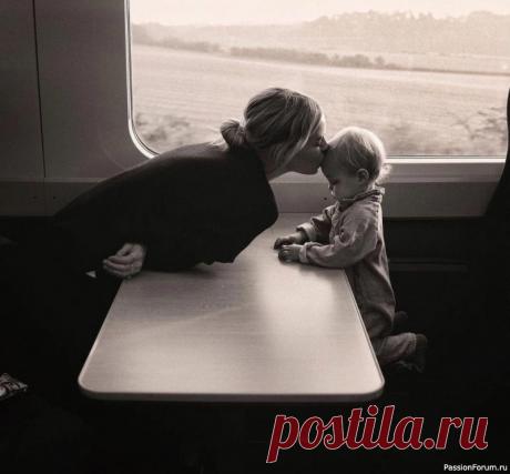 "Не торопите время". Л.Петрановская Младшей моей скоро 14, паспорт дадут. 170 роста. Сидит вон Брэдбери читает. Как это так происходит быстро, а? Вот только вчера вроде твои руки развешивали после стирки розовые распашонки в бабочках и цветочках, и вот уже раз – и они развешивают тоже розовые в цветочках – но уже лифчики....