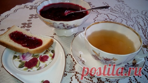 Клюква, протертая с апельсином и сахаром 
Вот и пришло время  определить клюкву на зимнее хранение. Раньше, когда были морозные зимы,  мы просто  хранили её в емкостях в холодной кладовке. Теперь зимы стали с оттепелями, и есть риск ягоду ис…
