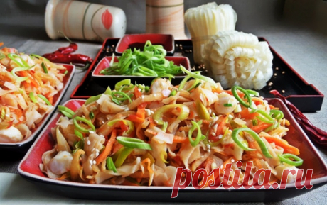 Рисовая лапша с овощами и крабовым мясом