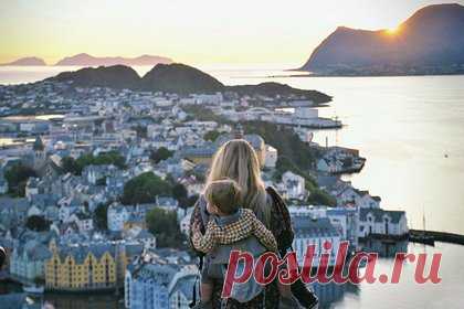 Папа Римский призвал открыть порты Европы. Папа Римский Франциск призвал открыть порты Европы вопреки чрезвычайной ситуации из-за мигрантов. Понтифик призвал президента Франции Эммануэля Макрона и других европейских лидеров открыть свои порты для людей, спасающихся от лишений и бедности. По его мнению, Европа должна вести себя гуманно.