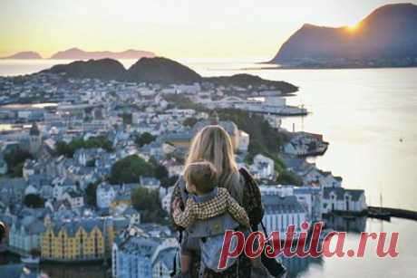 Папа Римский призвал открыть порты Европы. Папа Римский Франциск призвал открыть порты Европы вопреки чрезвычайной ситуации из-за мигрантов. Понтифик призвал президента Франции Эммануэля Макрона и других европейских лидеров открыть свои порты для людей, спасающихся от лишений и бедности. По его мнению, Европа должна вести себя гуманно.