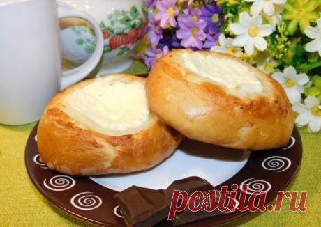 Аппетитные ватрушки Ингредиенты:Молоко &mdash; 300 мл&nbsp;Яйцо (для теста) &mdash; 1 шт.Яйцо (для начинки) &mdash; 1 шт.Сахар (для теста) &mdash; 50 гСахар (для начинки) &mdash; 50 гСливочное масло &mdash; 100 г&nbsp;Дрожжи сухие быстрорастворимые &mdash; 1 ч. л.&nbsp;Мука &mdash; 4–5 стак.&nbsp;Сыр...