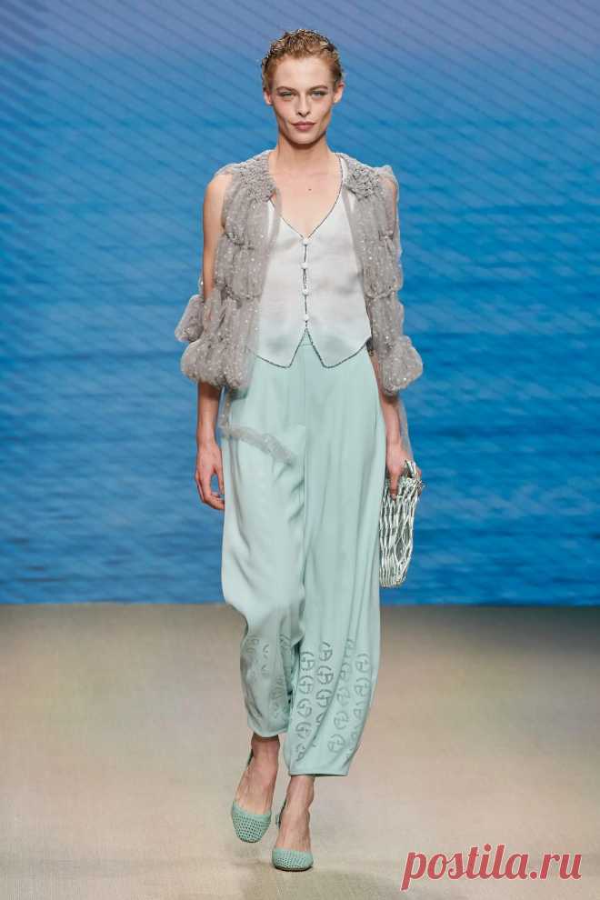 Giorgio Armani Spring 2022 Ready-to-Wear Collection | Vogue
