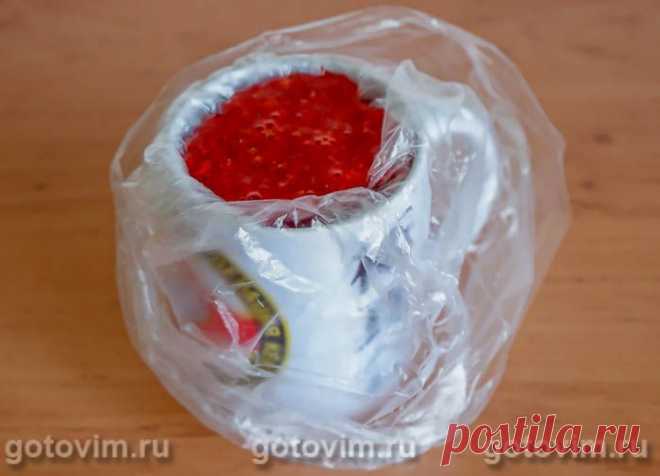 Замороженная клубника, перетертая с сахаром (без варки) . Рецепт с фото Как говорится, сани готовь летом. Поэтому сейчас - самое время заготавливать ягоды. Кто-то предпочитает варенье, другие замораживают ягоды или закатывают компоты. Но есть простой рецепт, который позволит сохранить аромат и вкус свежих ягод. Для этого достаточно перетереть клубнику с сахаром и заморозить. Еще нам понадобятся целлофановые пакеты и блендер.

