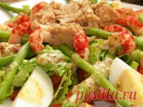 Салат из помидоров, спаржи и морепродуктов