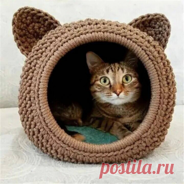Забавный домик для кота, вяжем крючком Если у вашего любимца еще нет подобного домика, то его можно связать крючком.Возьмите крепкий полиэфирный шнур или трикотажную пряжу, понадобится толстый крючок не менее 6 мм. Также понадобится пластиковое кольцо или тугая проволока для кольца.Кстати, пластиковый обруч (окошко для домика)...