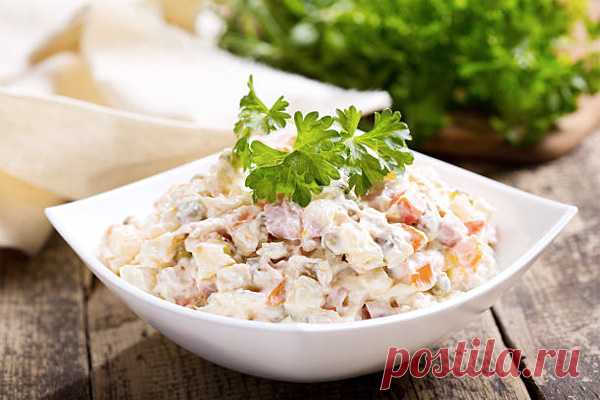 Вечная классика: 7 легендарных салатов на все времена 




Приготовление салатов в основном сводится к двум действиям: все нарезать и смешать. Мало кто задумывался, что до того как процесс приготовления получил столь незатейливую интерпретацию, в самых р…