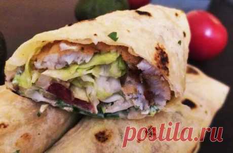 Буррито с рыбой - БУДЕТ ВКУСНО! - медиаплатформа МирТесен Очень вкусный буррито с жаренной в кляре рыбой, сливочным соусом, салатом из капусты, помидорами и авокадо. На 3 буррито 3 больших лепешек тортилья 270 гр. рыбного филе (окунь, телапия, треска) Соус 1/4 шт. белого лука 2 шт. консервированного зеленого чили 0,25 ч.л. соли 85 мл. сливок 33% 1,5