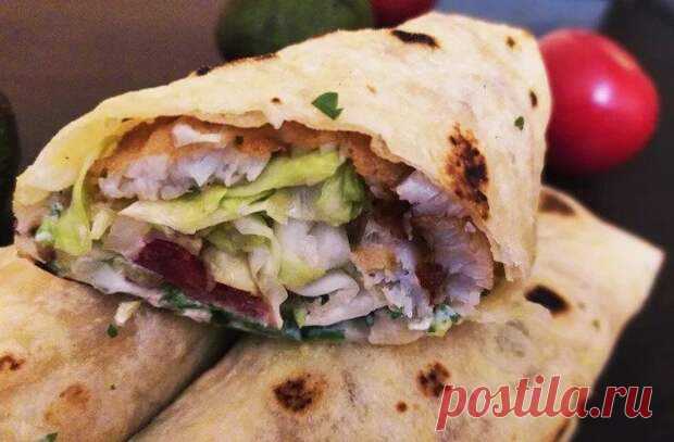 Буррито с рыбой - БУДЕТ ВКУСНО! - медиаплатформа МирТесен Очень вкусный буррито с жаренной в кляре рыбой, сливочным соусом, салатом из капусты, помидорами и авокадо. На 3 буррито 3 больших лепешек тортилья 270 гр. рыбного филе (окунь, телапия, треска) Соус 1/4 шт. белого лука 2 шт. консервированного зеленого чили 0,25 ч.л. соли 85 мл. сливок 33% 1,5