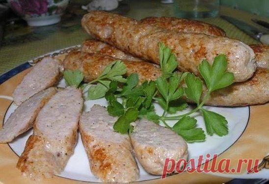 Домашние куриные колбаски
 Ингредиенты: 500 гр куриного фарша 200 мл молока паприка сладкая 1 ч.л. соль, перец по вкусу приправа к курице (у меня курица гриль)
Приготовление: 1. Фарш смешать с молоком, поставить в холодильник на 30-40 минут, достать всыпать все специи, хорошо перемешать. если есть кондитерский шприц, то используйте его, у меня нет, поэтому я наполняла обычный полиэтиленовый пакетик и отрезала уголок диаметром 1,5-2 см. 2. Отрезала от пищевой плёнки кусочек с запасом, выдавли