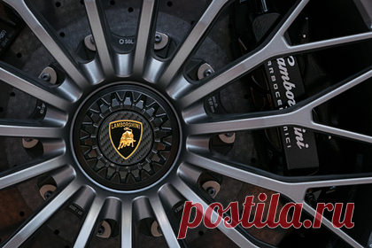 Россияне скупили рекордное число Lamborghini в 2021 году. Продажи итальянского производителя роскошных автомобилей Lamborghini установили рекордные показатели в России и в мире в 2021 году. Отмечается, что в течение прошлого года россияне купили 200 суперкаров Lamborghini, а самой востребованной моделью стал Urus. За ним по популярности последовали Huracan и Aventador.