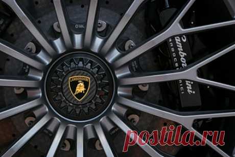 Россияне скупили рекордное число Lamborghini в 2021 году. Продажи итальянского производителя роскошных автомобилей Lamborghini установили рекордные показатели в России и в мире в 2021 году. Отмечается, что в течение прошлого года россияне купили 200 суперкаров Lamborghini, а самой востребованной моделью стал Urus. За ним по популярности последовали Huracan и Aventador.