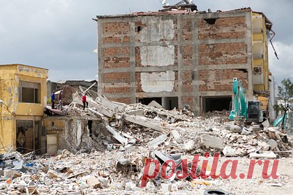 Пережившего землетрясение мальчика нашли в тысячах километров от дома. В Нидерландах полиция нашла мальчика, пережившего землетрясение в Турции и оказавшегося в тысячах километров от дома спустя 3,5 месяца. Сотрудники правоохранительных органов обнаружили ребенка на улице и попытались узнать, почему он один. Однако мальчик не понимал полицейских и мог изъясняться только на турецком языке.