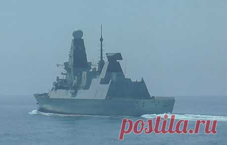 Минобороны раскрыло подробности перехвата эсминца Defender в Черном море. По словам замминистра обороны России Андрея Картаполова, Су-24М выполнял бомбометание менее чем в 1 км от британского эсминца