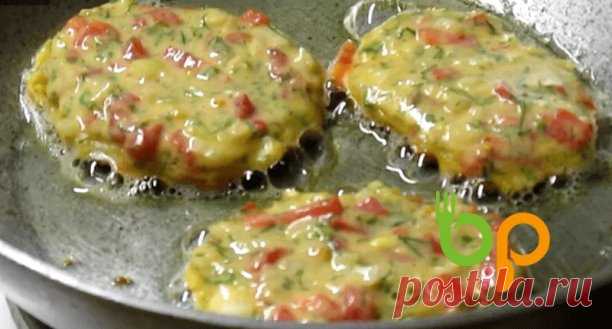 Овощные блинчики — рецепт простого, ароматного и вкусного, полезного блюда.
Это отличное дополнение к самым разным гарнирам и закускам, можно подавать с различными соусами и просто со сметаной.