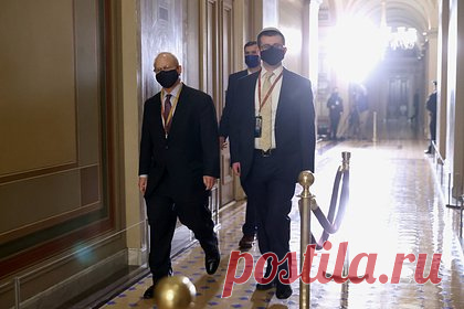 В сенате США через неделю после отмены вернули дресс-код для мужчин. Сенат США через неделю после отмены вернул формальный дресс-код для мужчин. Согласно принятой резолюции, законодателям предписано строго следовать нормам делового стиля в зале заседания. В частности, мужчин обязали носить следующие вещи: пальто, галстуки и брюки классического кроя.