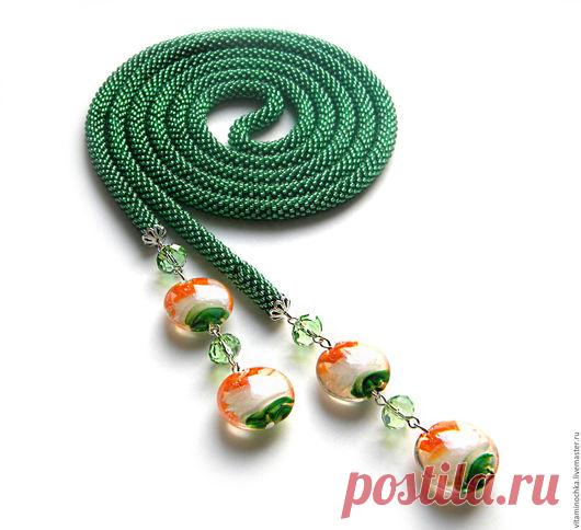 Лариат из бисера "Мандарины под ёлкой" зеленый