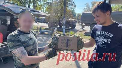 «Пока военные делают свою работу»: волонтёры из Мичуринска помогают участникам СВО и жителям освобождённых территорий. 28-летний строитель из Мичуринска Дмитрий Топильский не смог служить в армии из-за болезни. Но, когда началась спецоперация, молодой человек не остался в стороне и начал возить гуманитарную помощь бойцам СВО. В одной из поездок он спас военнослужащего. Топильский рассказал RT, как волонтёры из Мичуринска работают на освобождённых территориях. Читать далее