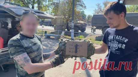 «Пока военные делают свою работу»: волонтёры из Мичуринска помогают участникам СВО и жителям освобождённых территорий. 28-летний строитель из Мичуринска Дмитрий Топильский не смог служить в армии из-за болезни. Но, когда началась спецоперация, молодой человек не остался в стороне и начал возить гуманитарную помощь бойцам СВО. В одной из поездок он спас военнослужащего. Топильский рассказал RT, как волонтёры из Мичуринска работают на освобождённых территориях. Читать далее