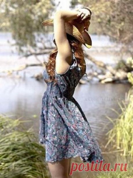 ,,,
В светлом платьице, давно знакомом, 
Улыбнулась я себе из тьмы. 
Старый сад шумит за старым домом… 
Почему не маленькие мы? 
 
Марина Цветаева