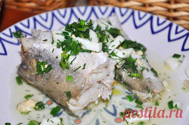 Хек под польским соусом - ГлагоL Рецепт приготовления полезного и вкусного блюда из нежирных сортов рыбы В моей семье это блюдо всегда называлось рыба под польским соусом. По сути это припущенная рыба под соусом из свежей зелени, яиц и бульона. Для приготовления можно использовать не только хек, но и любую нежирную