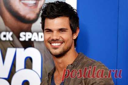 Звезда «Сумерек» рассказал о соперничестве с Робертом Паттинсоном. Американский актер Тейлор Лотнер рассказал о соперничестве со своим коллегой и партнером по фильму «Сумерки» Робертом Паттинсоном, который сыграл вампира Эдварда Каллена. Актер, исполнивший в культовой франшизе роль оборотня Джейкоба Блэка, заявил, что ему никогда не нравились дебаты фанатов.