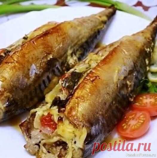 Фаршированная скумбрия в духовке Простой и быстрый рецепт вкусной и ароматной рыбы для ужина! 🤩🛒 Ингредиенты:Скумбрия — 2 шт.Лук — 1 шт.Помидор — 1 шт.Лимон — ½ шт.Масло растительное — 3 ст. л.Соевый соус — 1 ст. л.Приправы к рыбе, майонез, соль, перец, зелень — по вкусу👩🍳...
