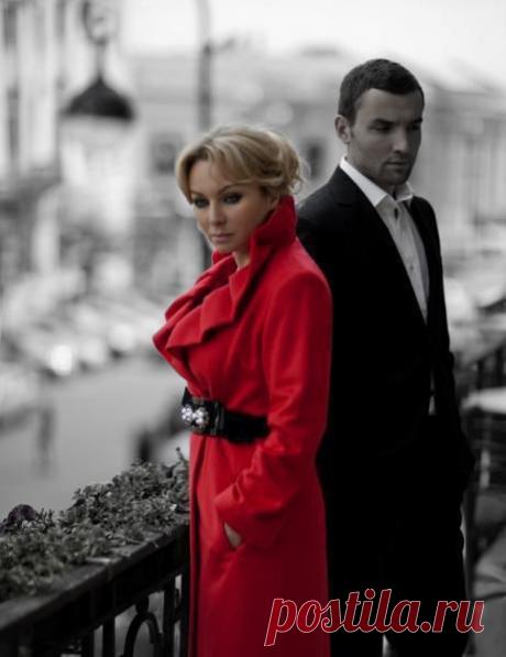 Когда-то, лет эдак 15-20 назад вы выбрали его. Сколько вам было? Семнадцать – двадцать – двадцать пять? Это была большая, светлая любовь, трогательная и нежная. Это была страсть и смелость быть вместе. Вы любили друг друга… А сейчас рядом с вами совершенно чужой человек, с которым вы не можете расстаться, но и жить вместе с ним невыносимо. Две параллельные реальности, существующее в одном временном континууме. Такие несовместимо разные, что непонятно вообще как вы умудряетес&gt;&gt;&gt;