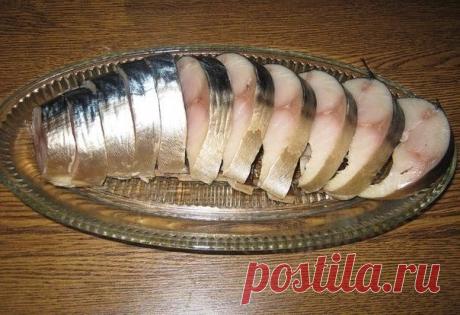 ПОТРЯСАЮЩАЯ СОЛЕНАЯ СКУМБРИЯ 

Ингредиенты 

- Соль – 5 ст.л. без верха 
- Сахар – 2 ст.л. 
- Чай чёрный без добавок — 3 ст.л. 
- Лук – 1 шт. 
- Вода – 1 л 

Готовим просто: 

1. Маринад 
В кастрюлю набираем воду, добавляем соль, сахар, нарезанный лук, чай чёрный. Чая можно взять и больше, всё зависит от его качества. Он, во-первых, цвет рыбе придаёт копчёный, а во-вторых, дубильные вещества делают её плотной и красивой. Маринад кипятим минут пять и отставляем в сторону до...