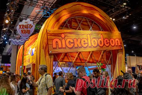 Продюсера Nickelodeon снова обвинили в сексуализации детей-актеров. Появились новые подробности в деле против продюсера Nickelodeon Дэна Шнайдера, которого ранее обвиняли в сексуализации детей-актеров. Указывается, что шоураннер настаивал на «гиперсексуальном» содержании своих сериалов и утверждал для съемок слишком откровенные костюмы.
