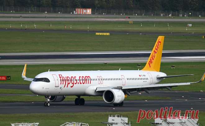 В Турции начали расследование из-за перепалки вставших пассажиров Pegasus. Инцидент произошел на борту рейса PC272 Pegasus Airlines, прибывшего из Софии в Стамбул. Пассажиры встали со своих мест еще до остановки самолета и пытались достать ручную кладь с верхних полок. На борт была вызвана полиция