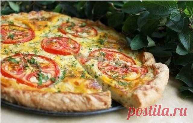 Творожный пирог с сыром и томатами.