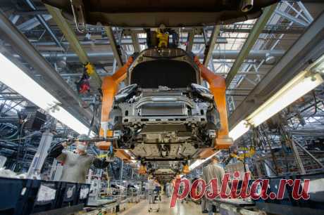 2021. &quot;АВТОВАЗ&quot; | Фоторепортаж. АО «АВТОВАЗ» — один из крупнейших автомобильных заводов в мире. За 55-летнюю историю на предприятии выпустили более 30 млн автомобилей. В день россияне приобретают более тысячи автомобилей этой марки. Коллектив завода в Тольятти составляет около 35 тысяч сотрудников разных профессий