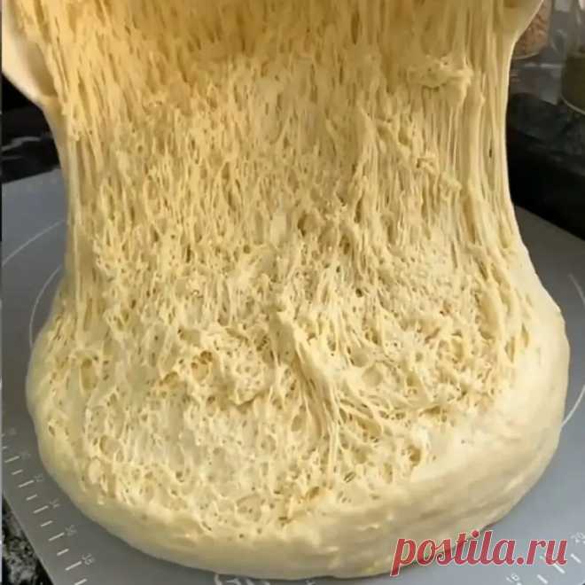ВКУСНАЯ СОЧНАЯ ПИЦЦА + ИДЕАЛЬНОЕ ТЕСТО
Итак, приготовим для начала тесто:
Для опары: вода тёплая - 100 мл + 1ч.л сахара + 1 ч.л муки + 1 ст.л дрожжей. Смешайте, накройте плёнкой и уберите в тепло (под солнцем, на радиаторе или в тёплую духовку, или обнимите в конце концов)

Мука - 1 кг
Молоко - 300 мл
Масло - 50 мл
Яйцо - 1 шт
Соль - 1 ст.л
Сметана - 2 ст.л
И опара

Замешиваем тесто, оно немного должно липнуть к рукам, влейте немного масла и вымесите. Накройте плотно плёнк...