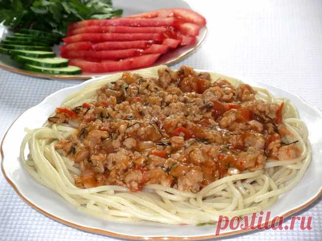 Спагетти с мясным фаршем
Быстрый рецепт приготовления спагетти с соусом из мясного фарша, помидор и кетчупа.