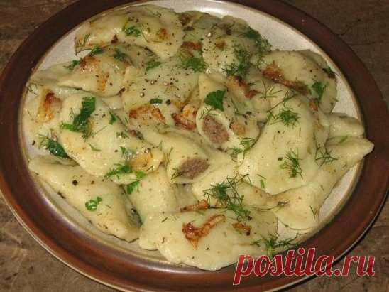 Картофельные вареники с куриной печенью
Ингредиенты:
Для теста:
- 4-5 картофелин, сваренных в мундире и очищенных
- 1 яйцо
- 250-300г муки
- соль
Для начинки:
- 500г куриной печени
- 1 небольшая луковица
- 60г сливочного масла
- соль и перец
Для заправки:
- 100г сливочного масла
- 1 луковица
- 1 ст. ложка рубленой зелени
- свежемолотый черный перец
Картофель пропускаем через мясорубку, смешиваем с яйцом, мукой, солью и замешиваем тесто, которое должно отставать от рук. Накроем е