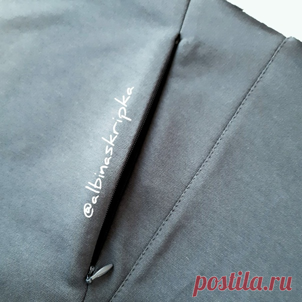 #Урокишитья@sewingschoolalbinaskripka
Сегодня я расскажу про боковой карман в трикотажных брюках на потайной молнии

Поехали!

Дублируем припуски входа в карман. Направление долевой нити долевиков праллельно входу в карман

Стачиваем участки швов, между которыми будет вход в карман. Втачиваем потайную молнию в место входа в карман

Притачиваем к молнии внутренюю мешковину кармана. Припуск фиксируем строчкой на сторону мешковины

Накрываем второй мешковиной. Стачиваем край ...