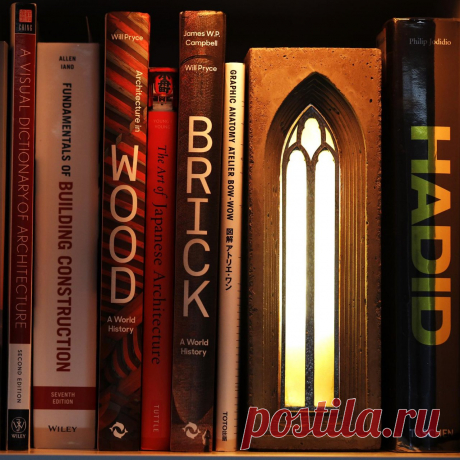 Лампа средневекового стиля своими руками Приветствую вас самоделкины! Сегодня мы с вами узнаем как сделать лампу, в стиле средневековья. Итак, приступим!Материалы, которые потребуются нам:- Цемент;- Листы Eva пены;- Несколько досок, для опалубки;- Светодиодная лента;- Плотный картон;- Аэрозольная краска;- Акриловый лист. Шаг 1: