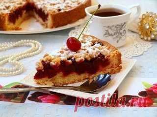 Рецепт песочного пирога с вишней.

Предлагаю вам ещё один рецепт вкусного пирога с вишней - в этот раз песочного. Этот пирог для любителей сочетания сладкого теста и кисленькой начинки. Вишня идеальна для такой выпечки, а если её хорошо обвалять в крахмале, чтобы пирог не потёк, то будет идеальным и разрез. Смотрится пирог безумно красиво! Замечательно подойдёт для домашнего чаепития! 

Для приготовления песочного пирога с вишней нам понадобится: 
сливочное масло - 200 г; ...