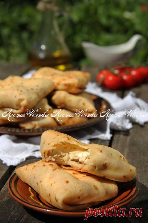 Блины с курицей и сыром Блины с курицей и сыром - это сытное и вкусное блюдо, которое понравится всей семье. Тонкие блины, приготовленные на молоке, наполняются нежной начинкой из отварной куриной грудки и двух видов сыра. Запеченные в духовке до золотистой корочки, они подаются горячими и смазанными сливочным маслом.